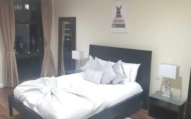 Ravishing Riverside 2-bed Rental in Canary Wharf