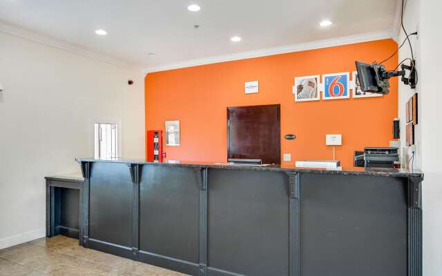 Motel 6 Hinesville, GA