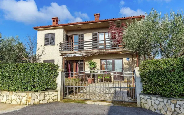Inviting Apartment in Vinkuran near Sea