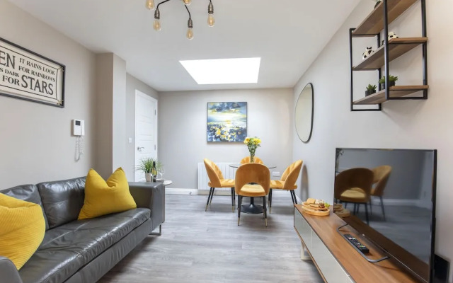 Elliot Oliver - Modern 2 Bedroom Town Centre Apartment