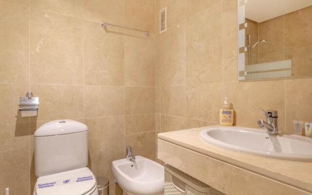 2261-Superb apt on the beach, on Duquesa harbour