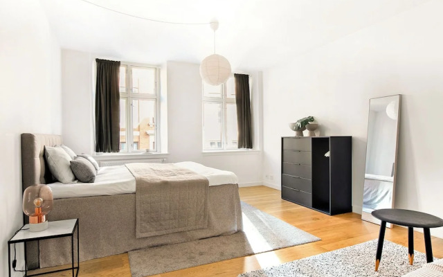 Sanders Leaves - Charming 3-bdr Apt With City View