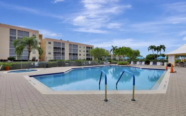 Island-style Condo With Pool, spa and Steps to Beach