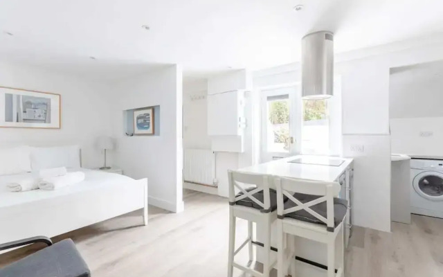 Sleek & Well-connected Studio Flat Archway!
