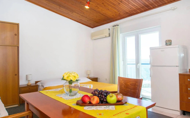 Beachfront Villa Mediteran