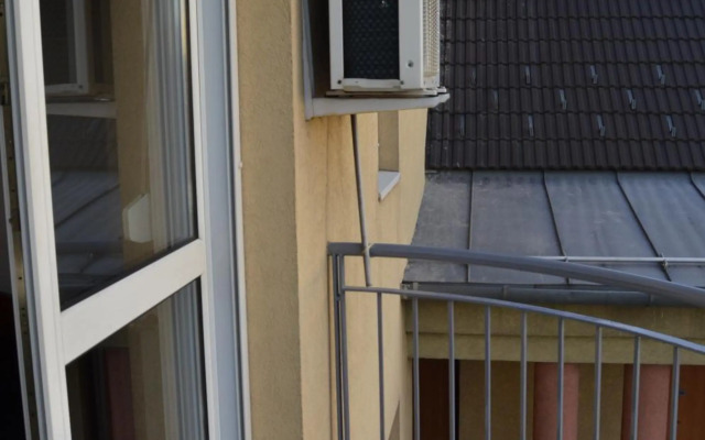 Flat at the edge of the center + parking