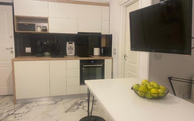 Maia Minimalist Studio