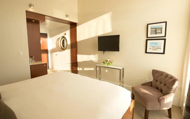 The Boathouse Waterfront Hotel & Marina