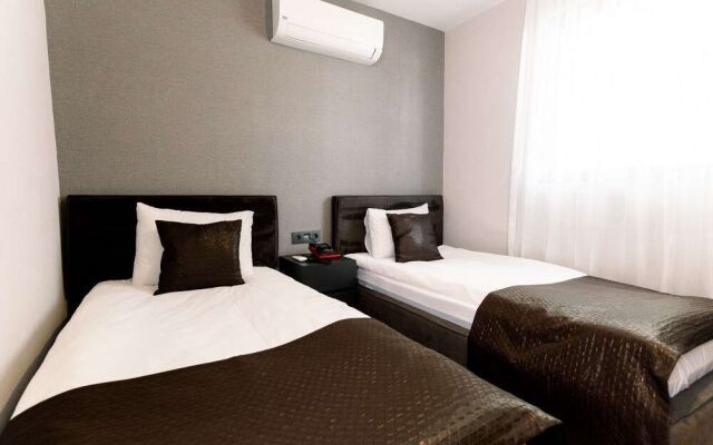 Tri̇o Hotel Airport