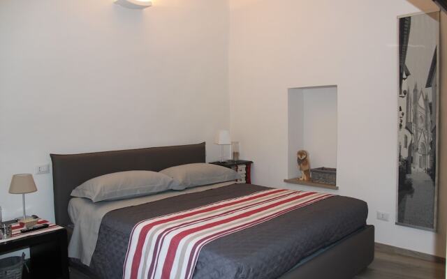 The Window on the Cathedral - Studio Apartment