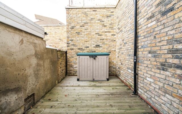 Modern 3BD House Near Heathrow and Tube Station