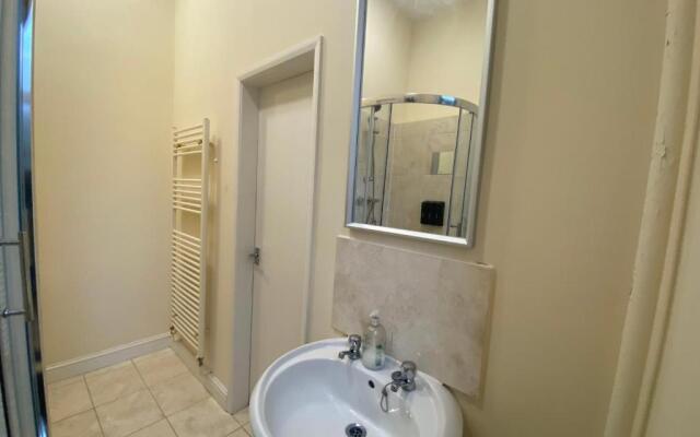 Modern studio apartment - great location!