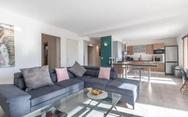Quiet large 3-bedroom apartment with terrace, garden & incredible Mountain view
