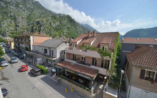 Tianis Apartments