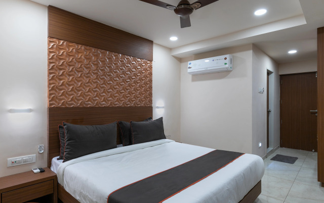 Hotel Simran Raghuveer Para by OYO Rooms