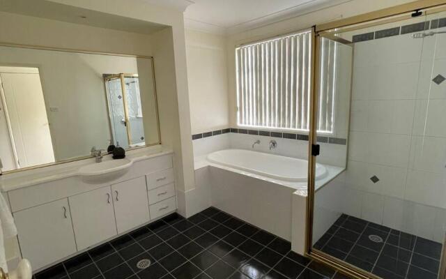 Beautiful 5 bedroom house in Jervis Bay