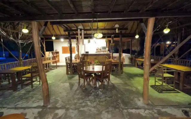 Maryan Moyo Bungalows Bar & Resto