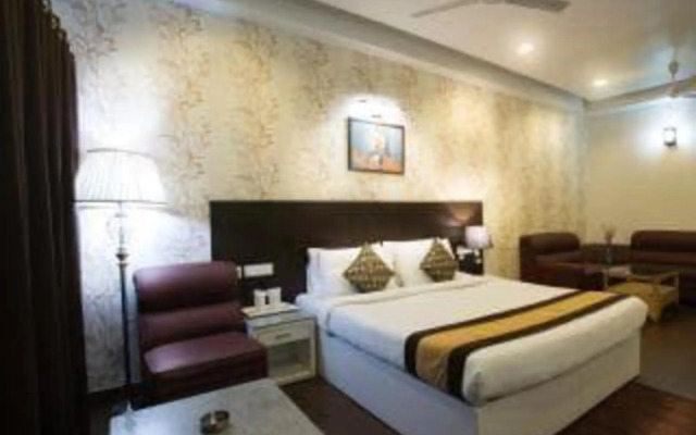 OYO Room Near Cosmos Mall
