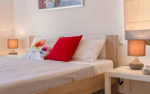 Santa Barbara lux studio in Marathonas