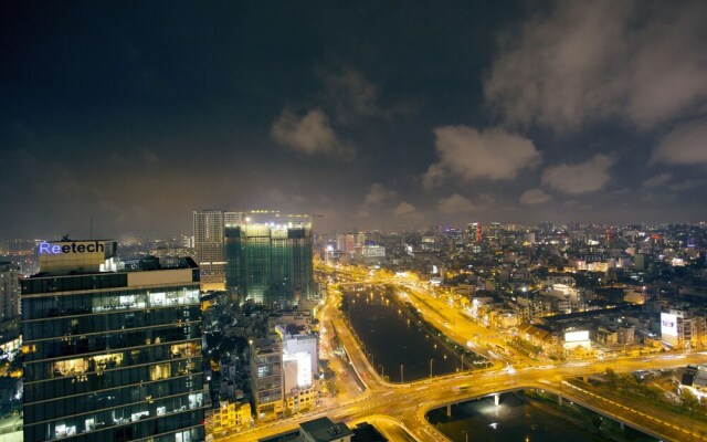 Ami Splendid Rooftop Pool