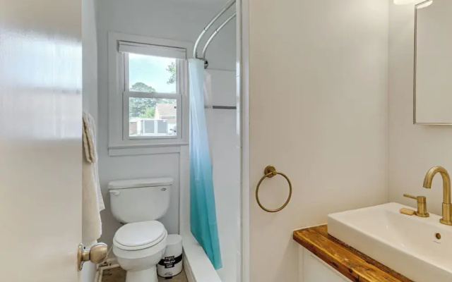 Riverfront Fun: Quiet Home Near Hampton Coastline