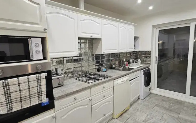 Spacious & Modern 2-bed House in Dagenham