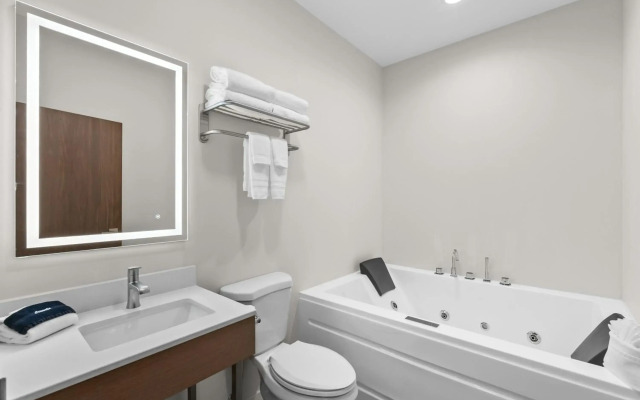 Cedar Street Hotel and Suites