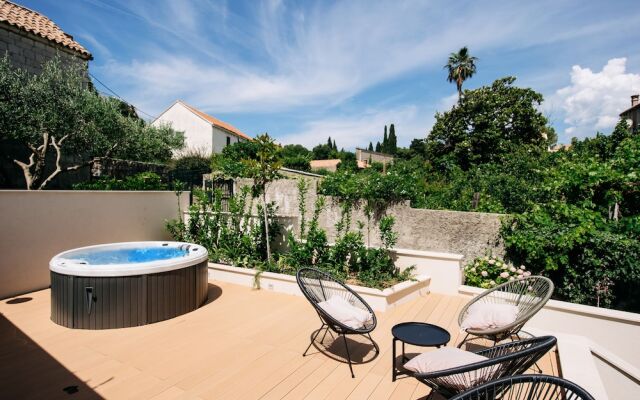 Kala Luxury rooms by DuHomes