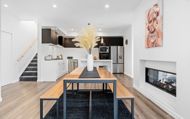 A Luckie Charm - 8 Bedroom Townhouse