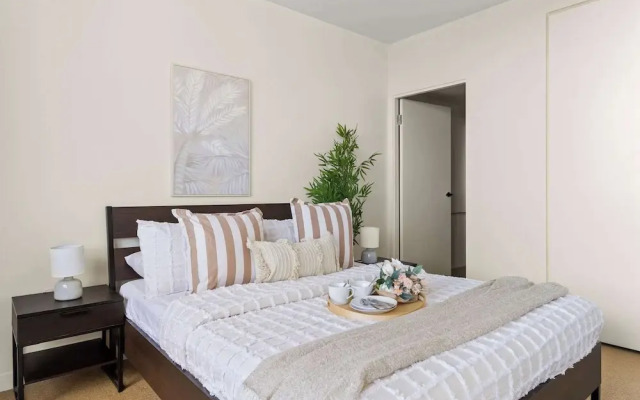 Cozy & Chic 2BR Apt Walk to Melbourne Central