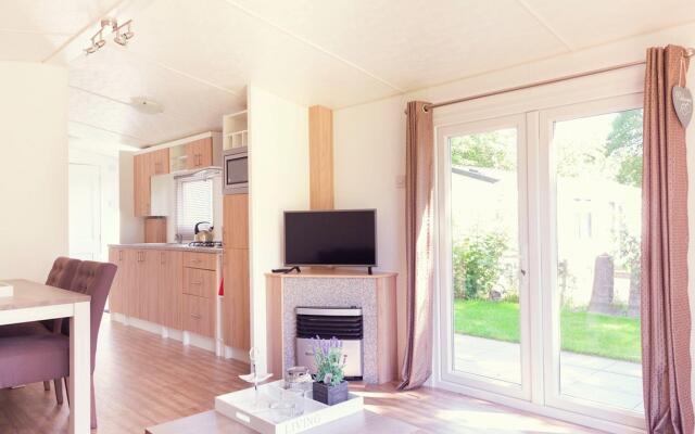 Comfortable chalet with a garden, at nature reserve