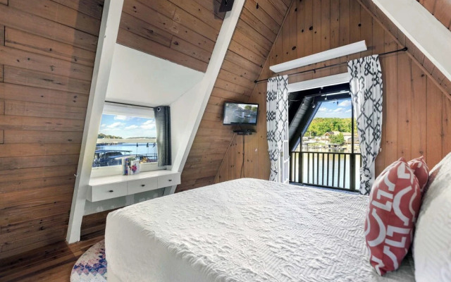 Sunrise Oasis - Enjoy Lakefront Living