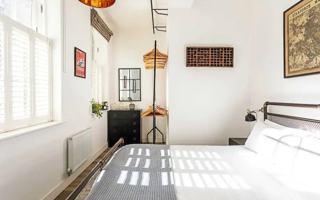 Contemporary Victorian Studio