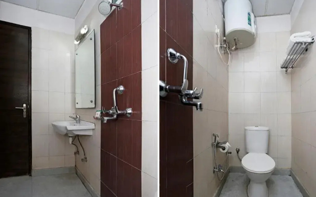 Hotel Azad Square by Oyo Rooms