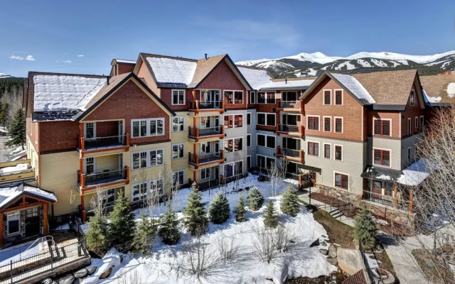 Water House On Main Street #6106