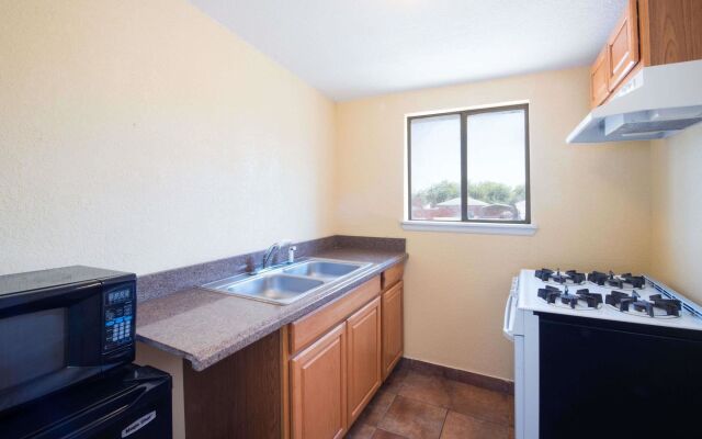 Executive Inn and Kitchenette Suites