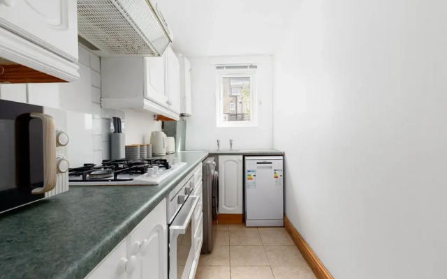 Magnificent 2 Bed Garden Flat in Oval