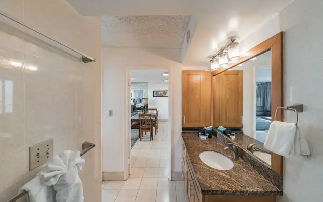 Excellent Diamond Head View Condo - Remodeled, Free Parking! by Koko Resort Vacation Rentals