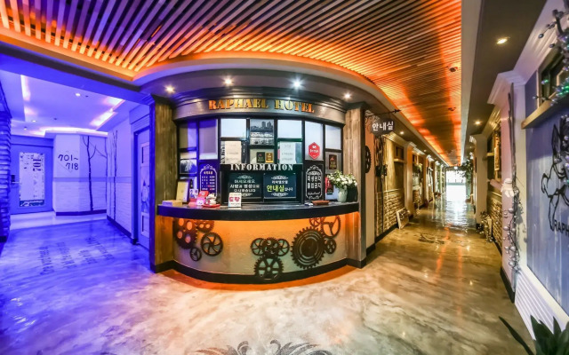 Raphael Hotel