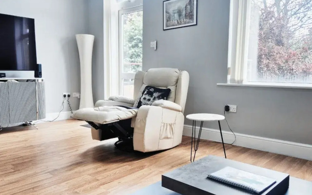 Stylish & Modern 2BR Flat