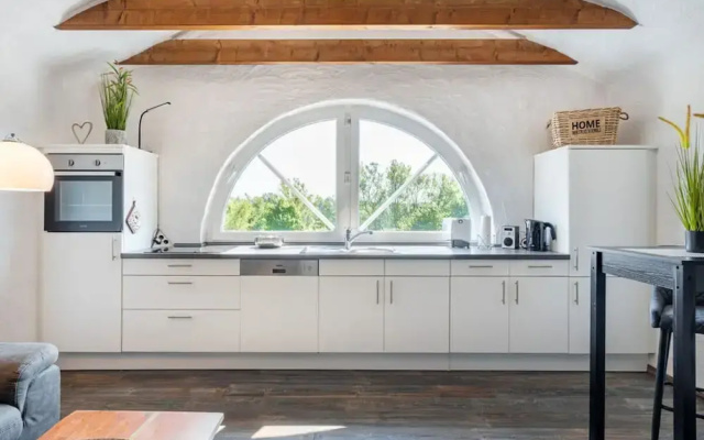 No. 7 Lake View Modern Retreat