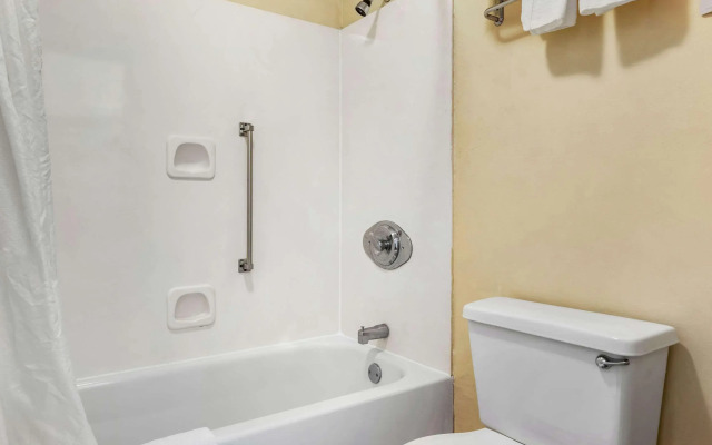 Econo Lodge Inn And Suites
