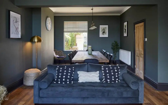 Host Stay Raven House