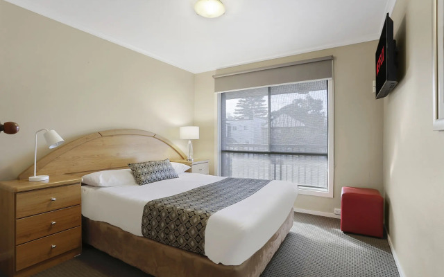 Waves Motel and Apartments