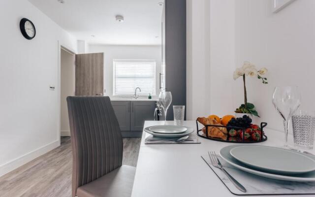 Central 2 double bedroom flat with parking