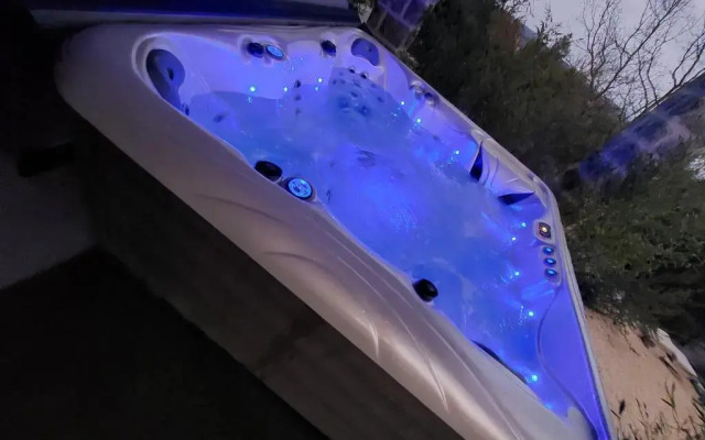 Le Mas Des Roches Jacuzzi Privatif (Adults Only)