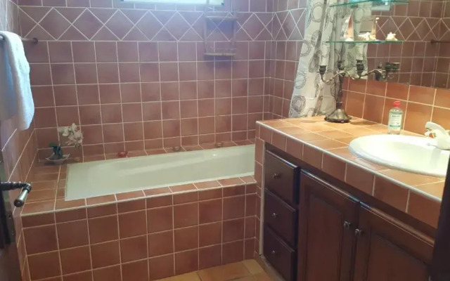 Agréable chambre d'hôtes, SDB, piscine, carbet cuisine.
