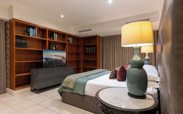 YOLO Spaces - Clifton White House Villa