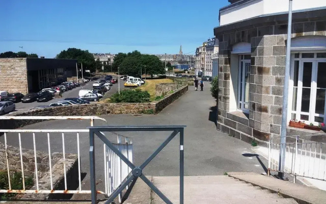 Hotel De La Mer