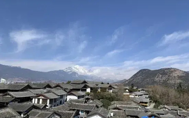 Panoramic View of Snow Mountain in Shanye Rizhao Jinshan (Lijiang Ancient City Branch)
